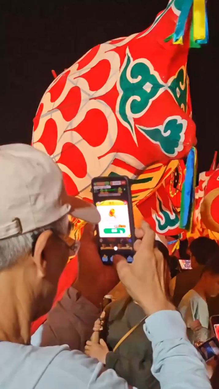 手机App的广告弹窗令大爷无法拍照。