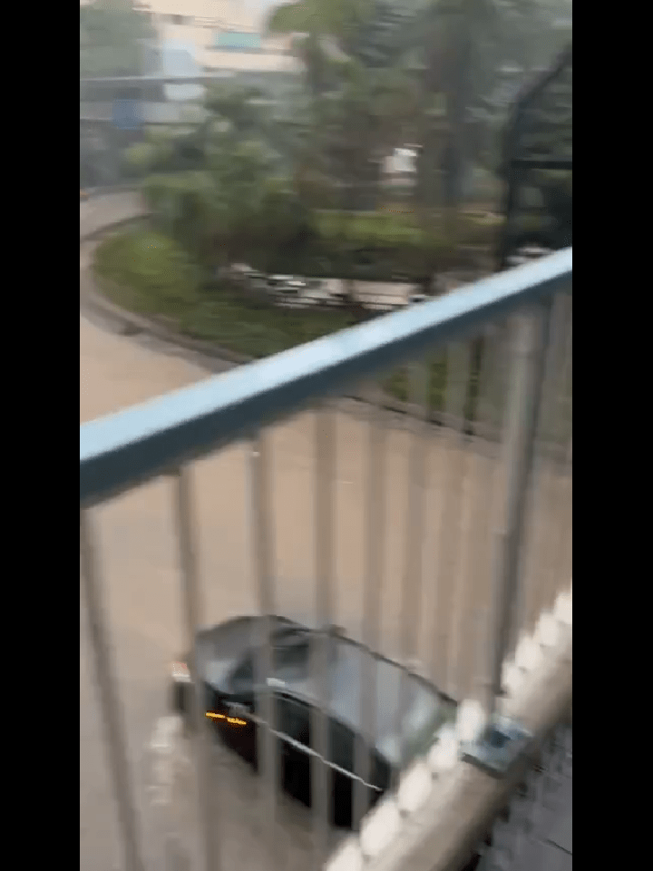 私家車駛過泛起水花 私家車駛過泛起水花