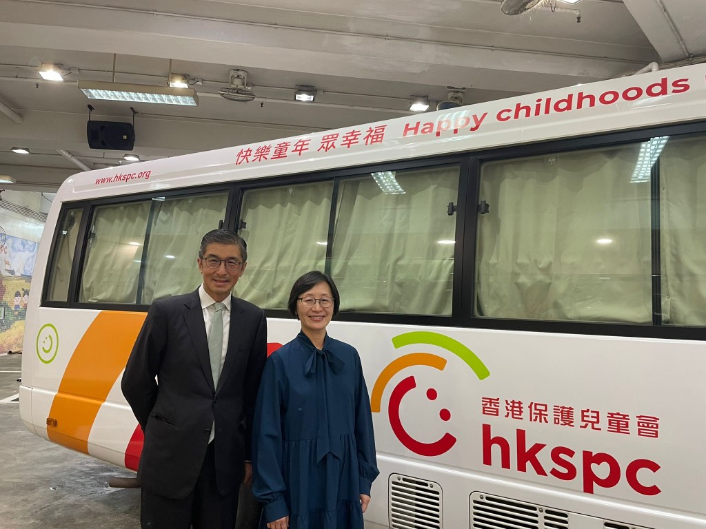 左起：香港保护儿童会执行委员会主席李永诚、香港保护儿童会总干事周舜宜。蔡思宇摄