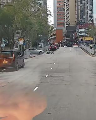 單車漢墮地。fb車cam L（香港群組）Lisa Wong影片截圖