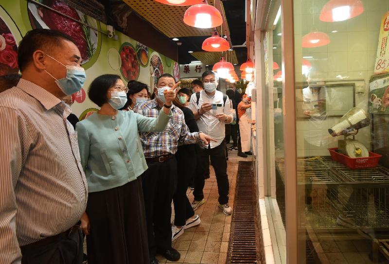 大圍街市進行的一系列改善工程，包括重置兩個現有的家禽檔以達致「人雞分隔」。新聞處圖片