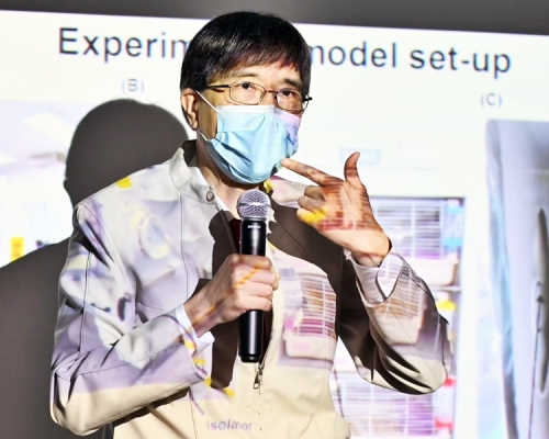袁國勇指即使炎夏已到,市民亦應堅持戴口罩。