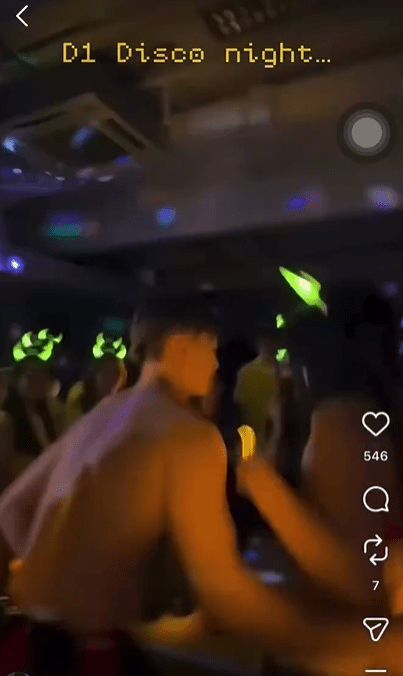 從影片中可見,男生半裸著,而女生也僅穿著紅色Bra。Threads 從影片中可見,男生半裸著,而女生也僅穿著紅色Bra。Threads
