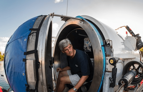 拉什是深海愛好者，設計了高強度碳纖維探險潛艇進入深海。twitter