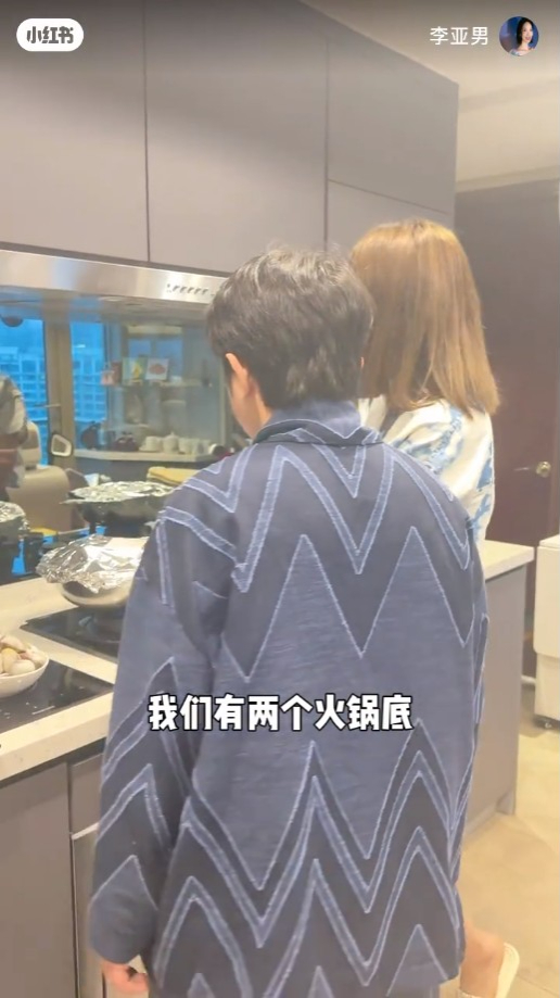 王祖蓝与李亚男站在厨房不狭窄。