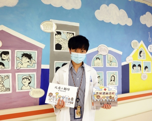 骨科專科醫生李揚立之繪畫「動物醫生」插畫，向小孩講解防疫資訊及醫學常識。 林家希攝