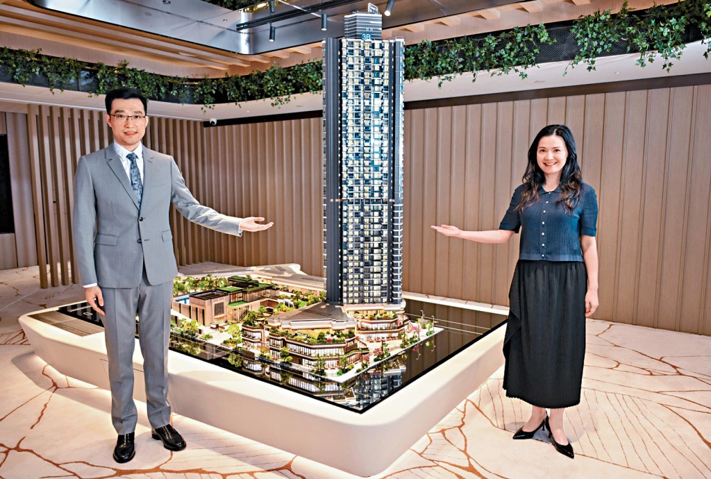 华润置地（海外）孔建（左）表示，叡璟I涉507伙，提供1房至3房单位。旁为岑菲菲。
