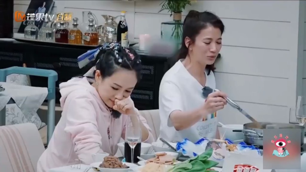 有網民翻出2019年章子怡亮相內地節目《妻子的浪漫旅行》第二季的畫面。 ​  ​