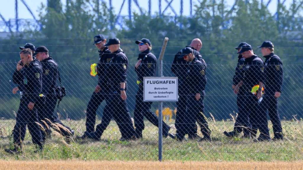 德國警員搜查萊比錫機場。 美聯社 德國警員搜查萊比錫機場。 美聯社