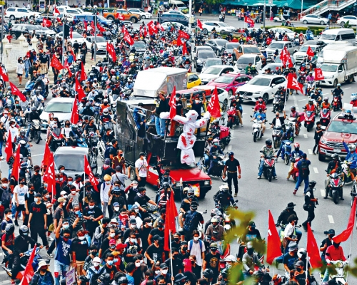 ■示威者聚集抗議政府抗疫不力。