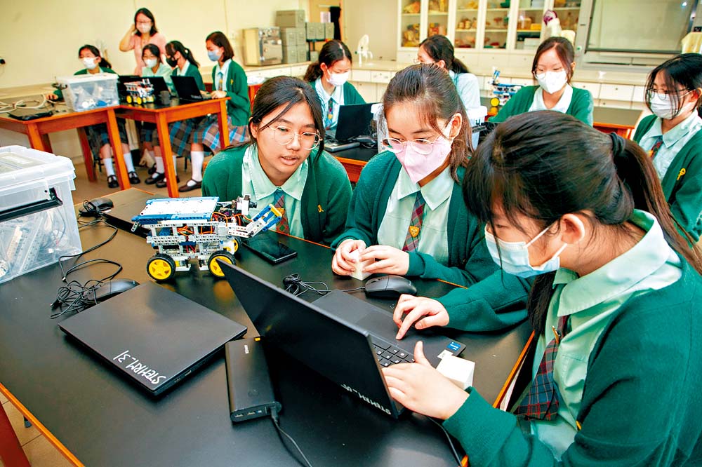 學生專注於北斗衛星導航車編程設計 學生專注於北斗衛星導航車編程設計