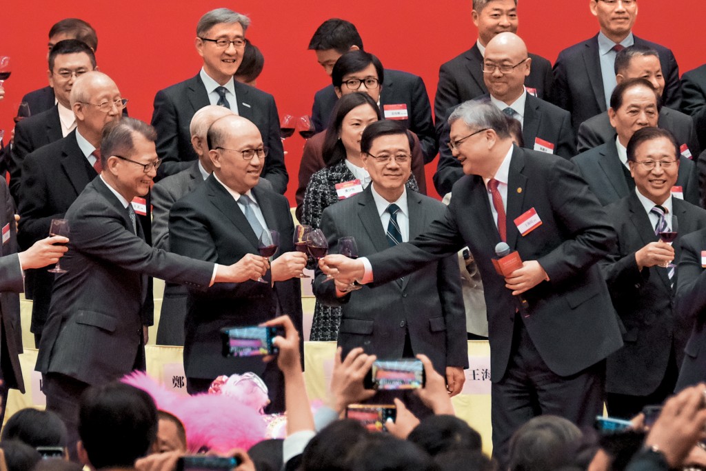 香港中國企業協會昨日舉辦新春酒會,中聯辦主任鄭雁雄及行政長官李家超等擔任主禮嘉賓。