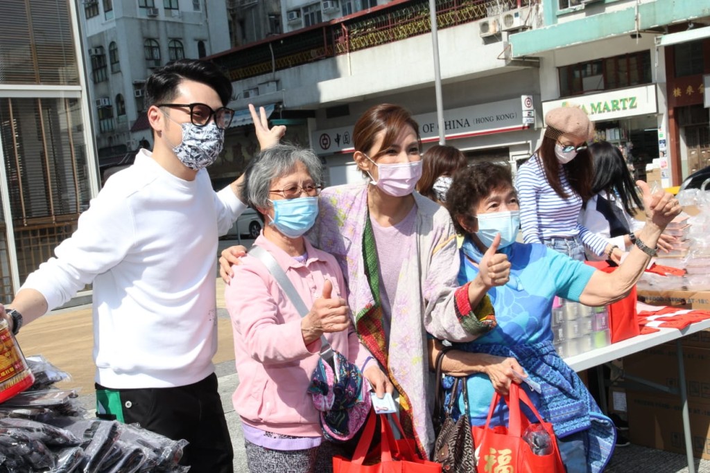 王賢誌和朱慧敏派福袋給長者。