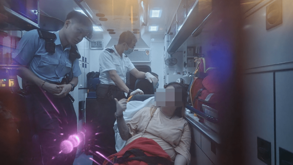 女子被帶上救護車,並向警員講述事件經過。黎志偉攝 女子被帶上救護車,並向警員講述事件經過。黎志偉攝