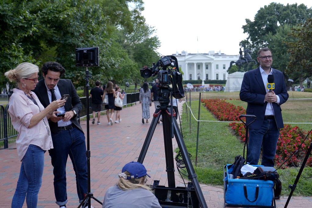 拜登退選，吸引國際媒聚集在白宮外報道。美聯社