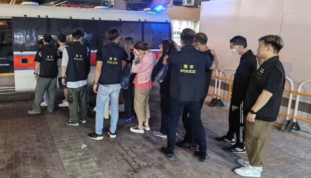 警方帶走涉案男女。