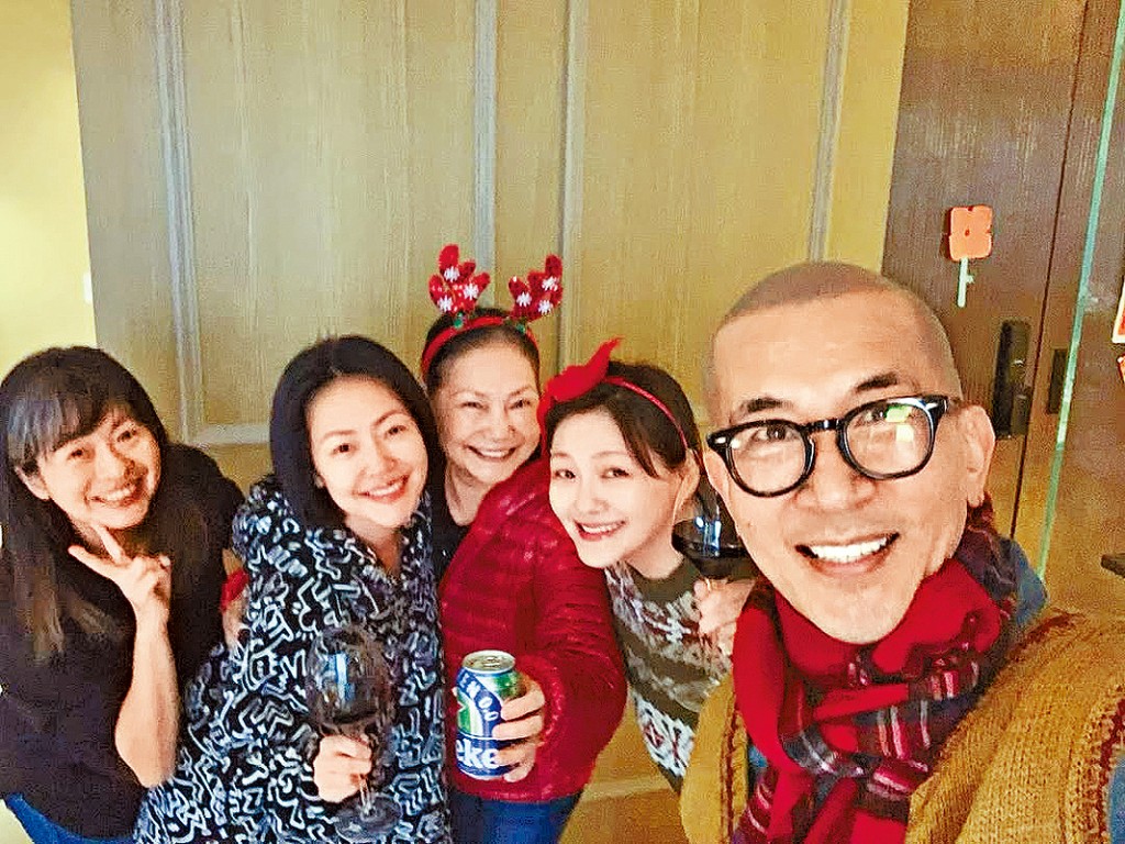 小S（左二）决定将家姐大S（右二）骨灰安放在家中。图为大S老公具俊晔与S妈母女四人合照。