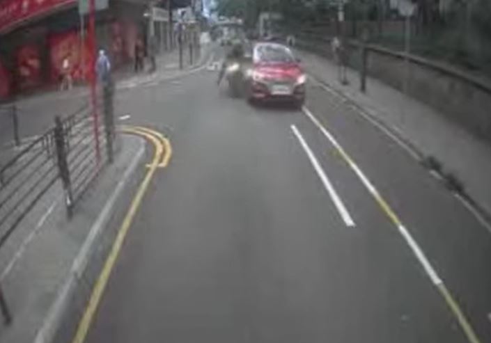 私家車與電單車碰撞。fb 馬路的事討論區