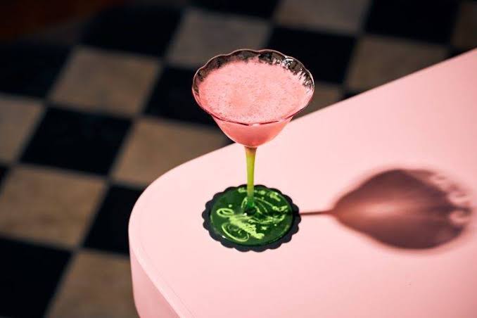 重構 Daiquiri 的爽朗線條,並加入 Maraschino 利口酒及覆盆子生命之水。 重構 Daiquiri 的爽朗線條,並加入 Maraschino 利口酒及覆盆子生命之水。