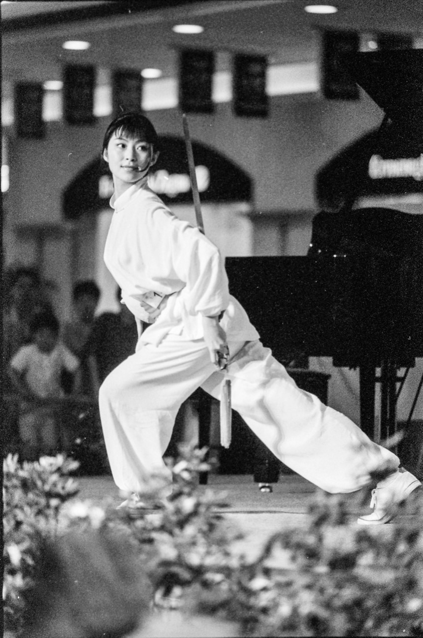 1998年上海大學文學院李丹在伊勢丹表演「劍術」。