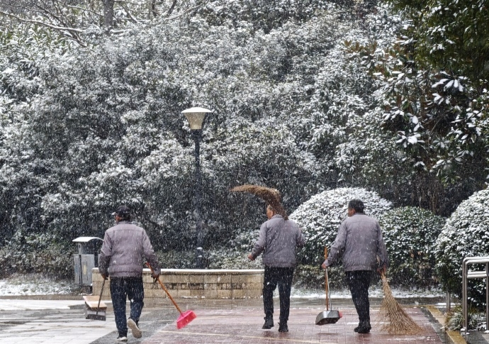 上海20日開始出現降雪天氣，更罕見地出現積雪。 微博@曾子言