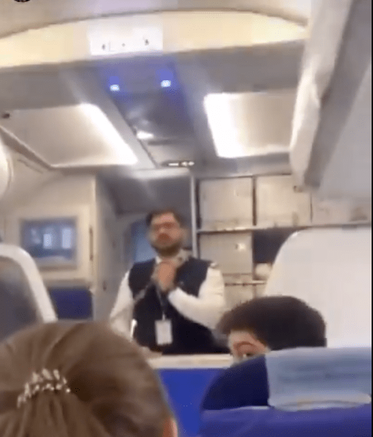 影片一開頭是靛藍航空的機長站在機頭，拿着廣播器向全體乘客講話，忽然機尾傳來一陣怒哮聲。