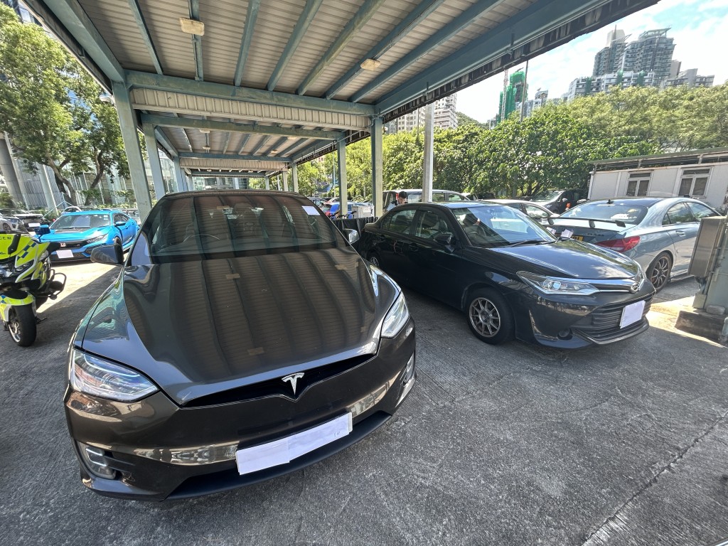 警務處於過去三年針對「白牌車」的執法行動中，共拘捕了11名非法勞工。
