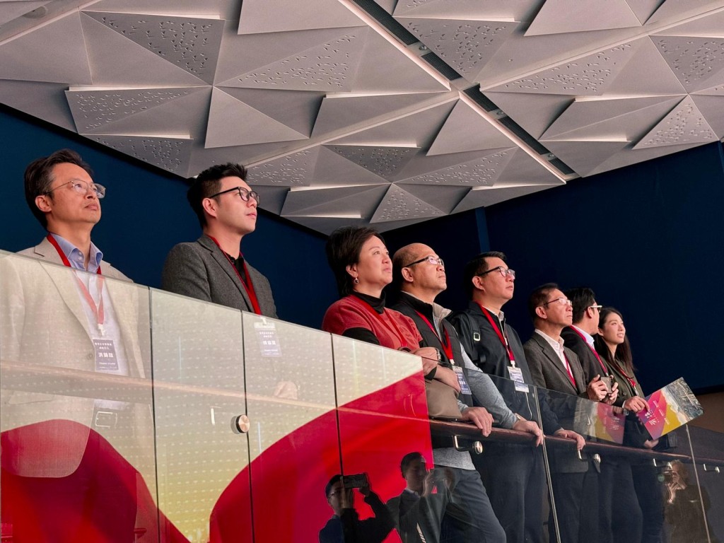 新界北立法會議員譚鎮國（左二）及旅遊界立法會議員江旻憓（右一）。