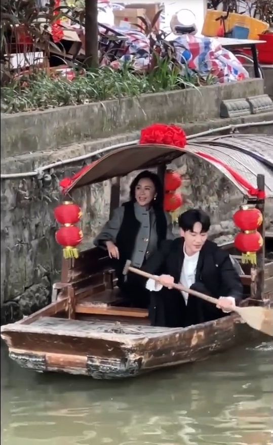 内地男艺人谢兴阳为刘嘉玲撑船。