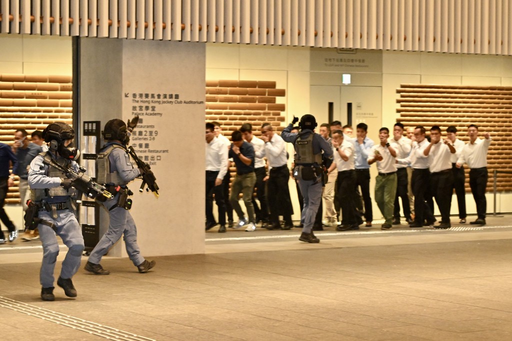 反恐特勤隊人員應對疑似生化恐怖襲擊。 反恐特勤隊人員應對疑似生化恐怖襲擊。