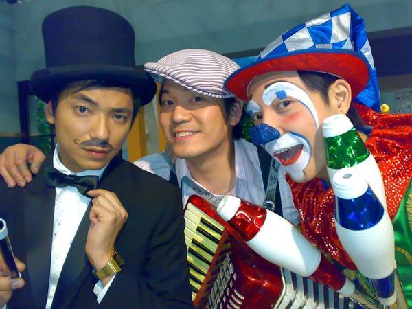 邓永健入行前曾经在主题乐园做过4年小丑艺人，懂得化小丑妆、变魔术哄小朋友开心。