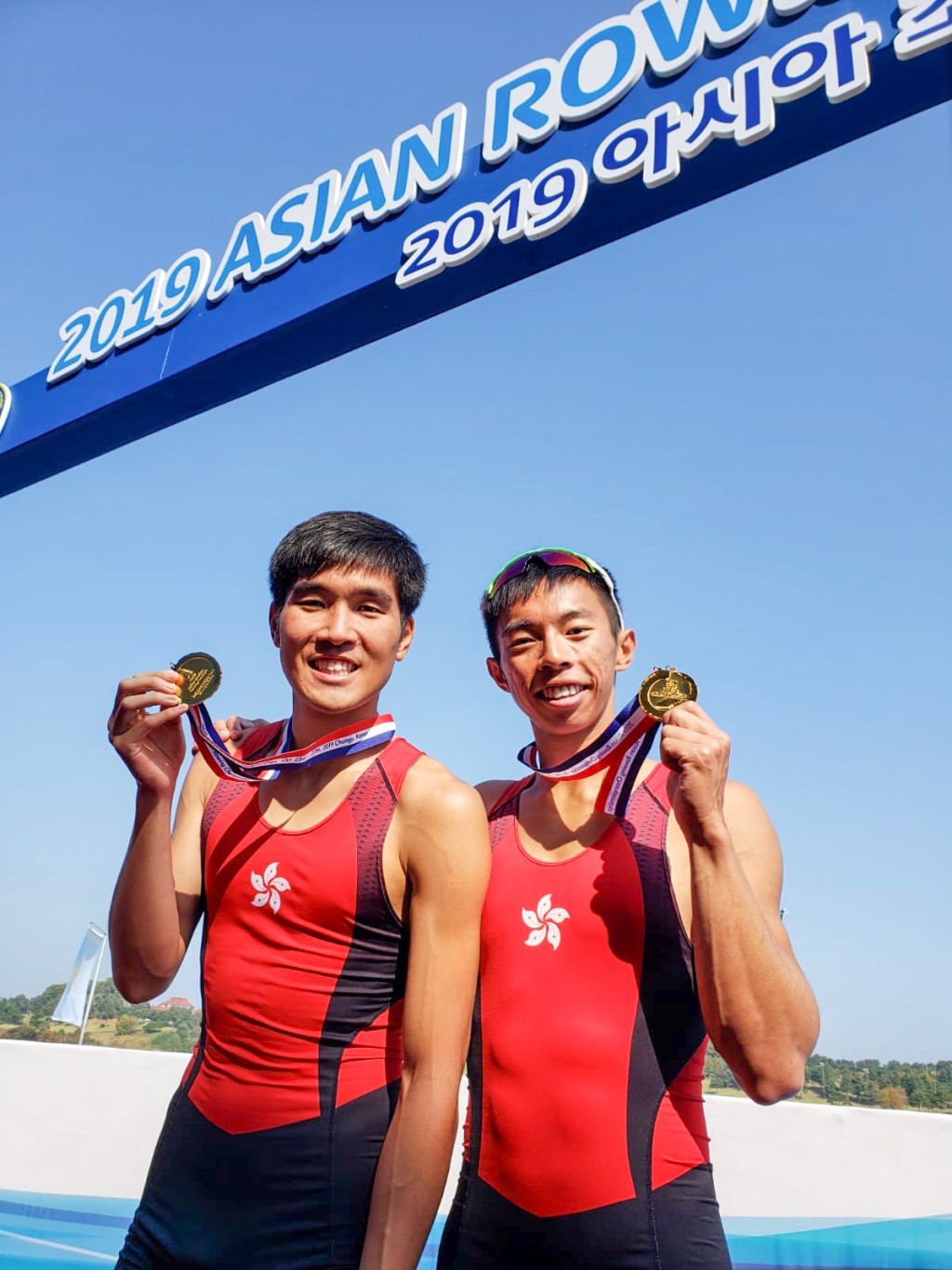 阿臻（右）於2019年的「亞洲賽艇錦標賽2019」，與隊友在輕量級男子雙人雙槳艇賽中勇奪金牌。