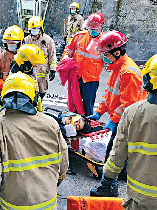 ■二十三歲司機送院搶救無效身亡。 ■二十三歲司機送院搶救無效身亡。