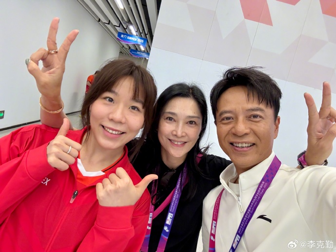 不過就有眼利網民注意到李克勤臉部離奇發黑,頗有「包青天」的感覺。 不過就有眼利網民注意到李克勤臉部離奇發黑,頗有「包青天」的感覺。