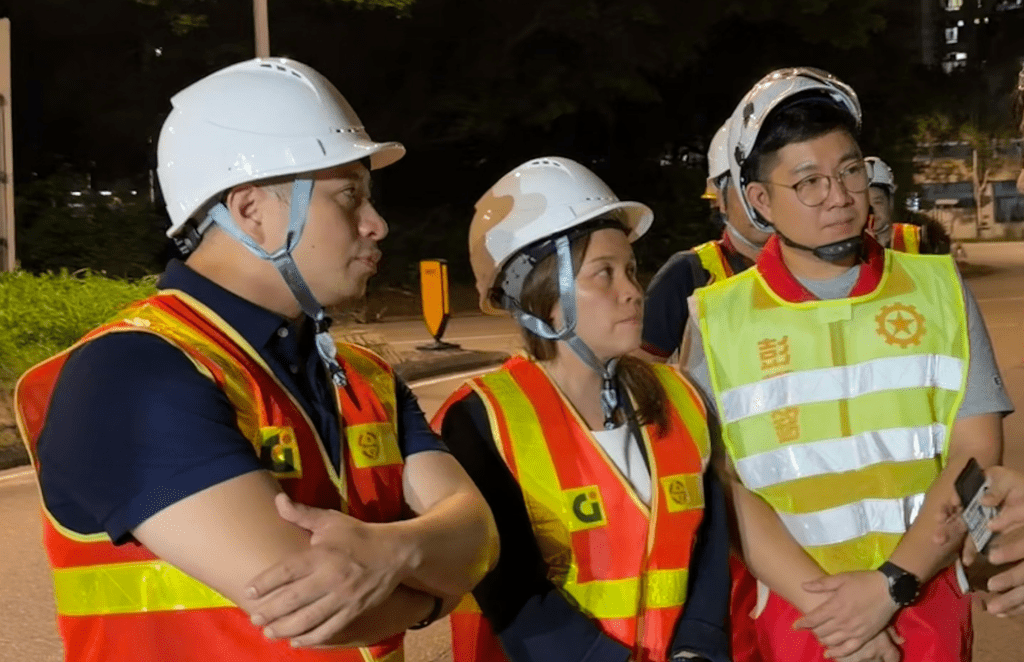 三名葵青區議員盧婉婷(中)、彭熠銘(右)和徐曉杰(左) 晚上到場視察,親身感受隔音罩減噪的效果,他們樂見新技術成效顯著。 三名葵青區議員盧婉婷(中)、彭熠銘(右)和徐曉杰(左) 晚上到場視察,親身感受隔音罩減噪的效果,他們樂見新技術成效顯著。