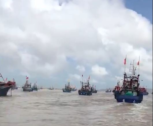 網上流傳浙江16日有大量漁船開往黃岩島，回應菲律賓的「示威」。