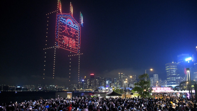 早前维港举行的无人机表演无人机砌出太平清醮花牌图案。陈浩元摄
