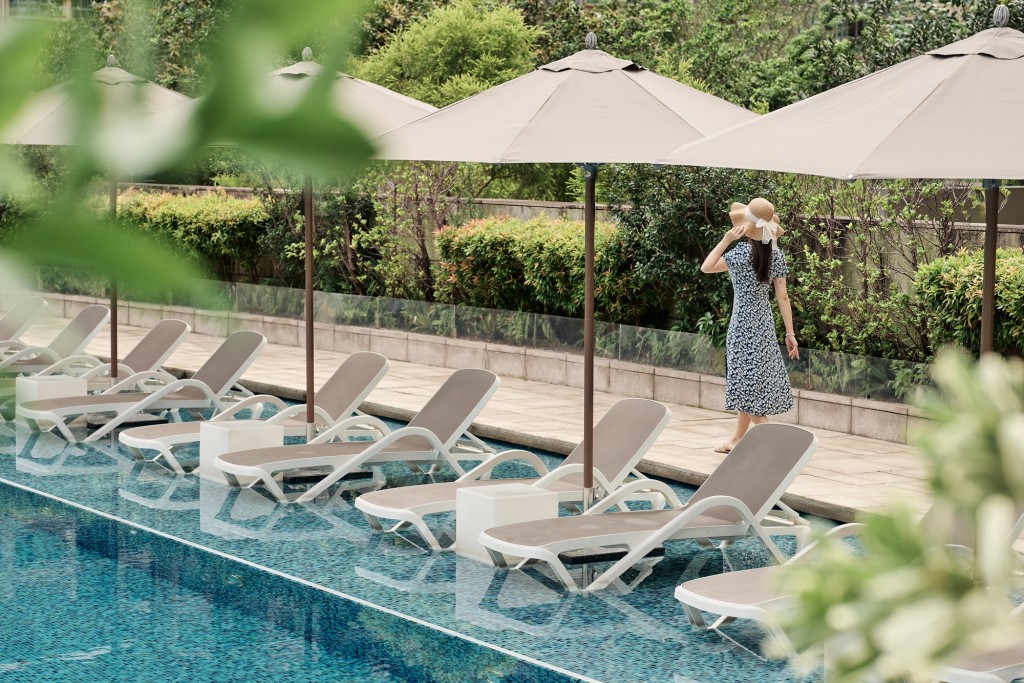 酒店特設25米長室外游泳池