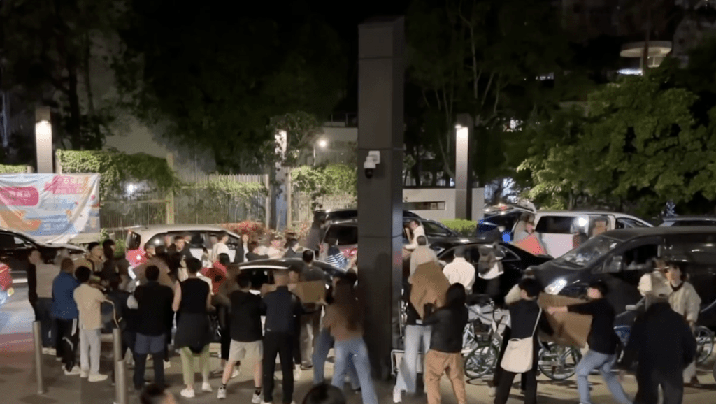 畫面中可見街道上泊滿多輛載滿物資的汽車,大批市民以「人鏈」傳遞方式,將載有緊急物資的大型紙箱搬快速搬送到目的地。Thread@sl.hike 畫面中可見街道上泊滿多輛載滿物資的汽車,大批市民以「人鏈」傳遞方式,將載有緊急物資的大型紙箱搬快速搬送到目的地。Thread@sl.hike