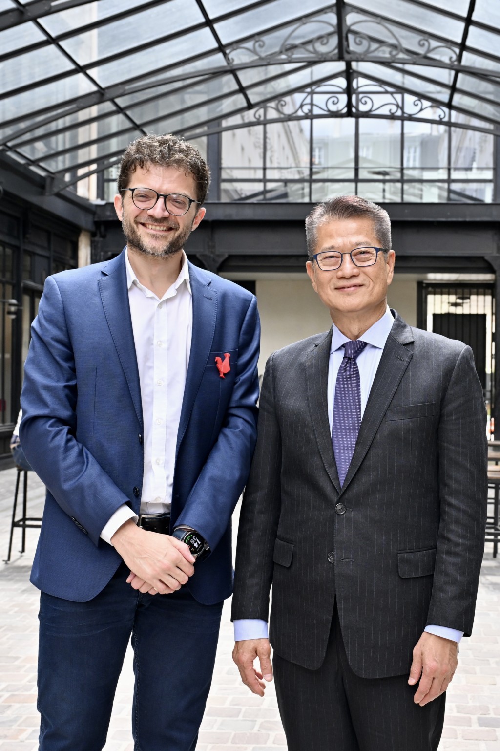 陈茂波（右）到访Prophesee后，与公司创办人兼行政总裁Luca Verre合照。政府新闻处图片