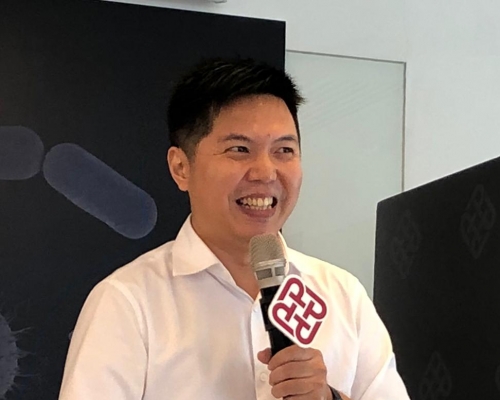 马聪指，在盛有MRSA的试管中加入候选新抗生素（左）后，试管较加入万古霉素（右）更为清澈，代表抗菌能力更高。