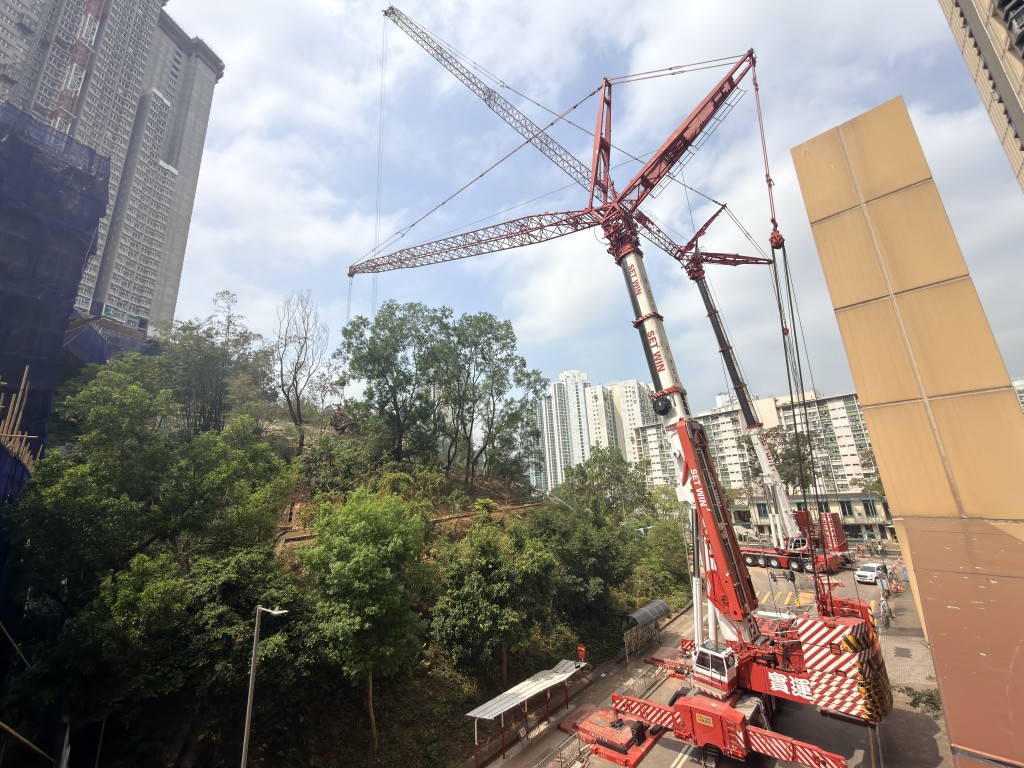 巨型吊臂車出動協助清理。梁國峰攝