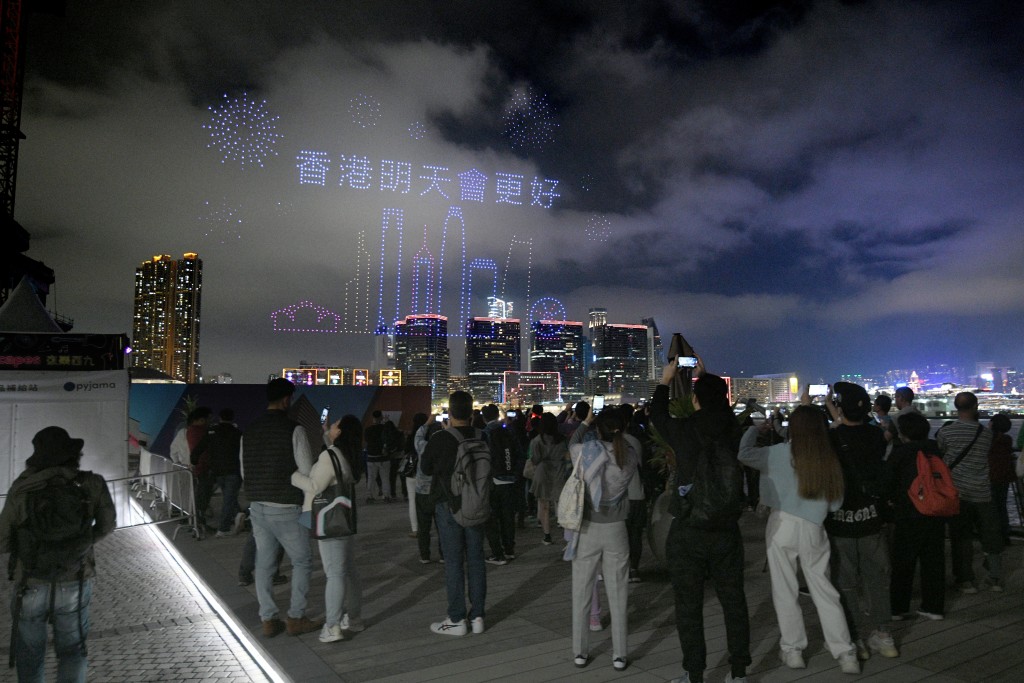 「香港明天會更好」字樣。陳浩元攝