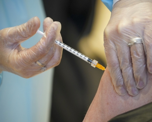 有接種者出現嚴重血凝問題，北歐3國宣布暫停使用阿斯利康疫苗。AP圖片