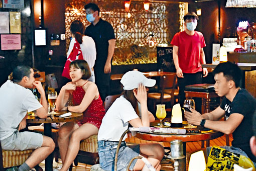 ■疫情緩和下,餐廳食肆今起放寬至不超過八人一枱,酒吧不可多於四人一枱。