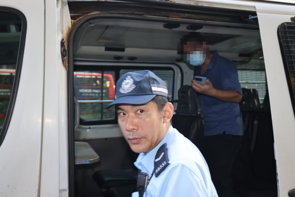 死者家屬上警車助查。