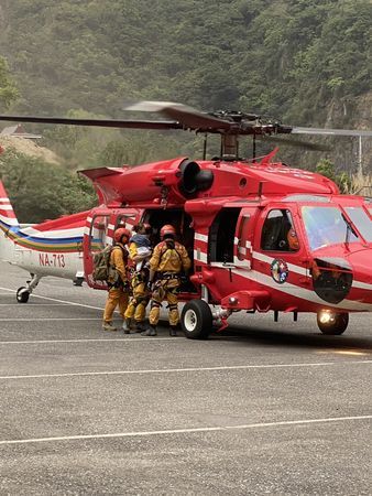 台灣空勤總隊派出直升機，搭載傷者情況。 台災害應變中心