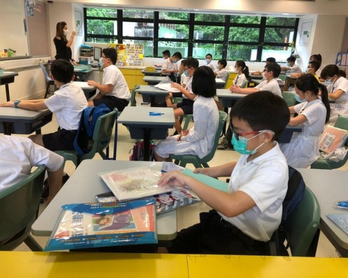 聖公會聖雅各小學今早安排全級小六返校覆閱上學年考試試卷。