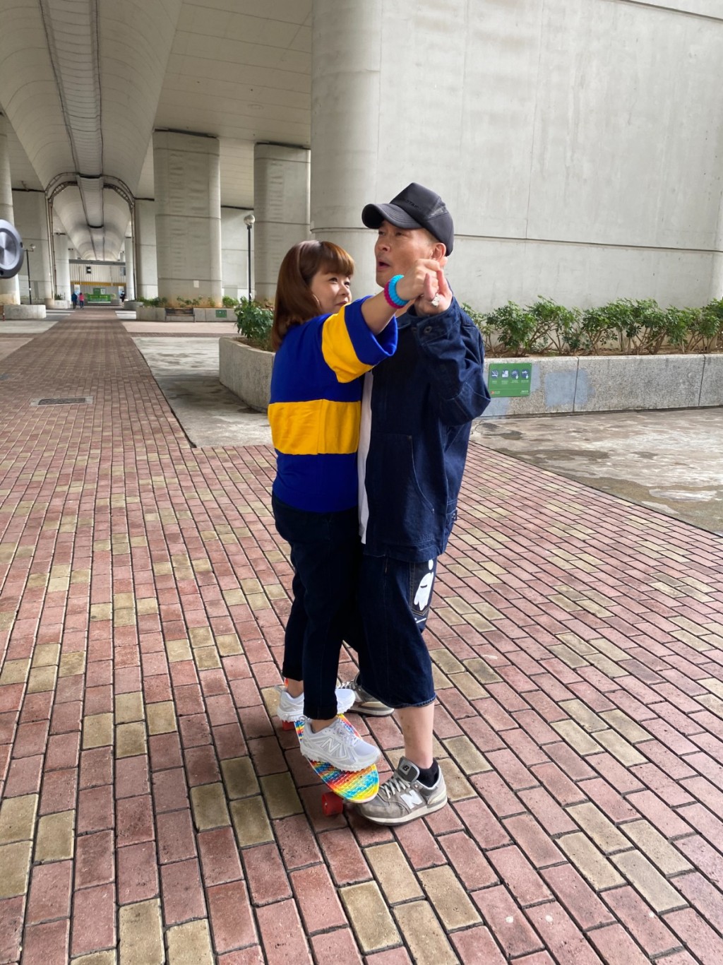 葛民輝帶小儀重遊其成長舊地。