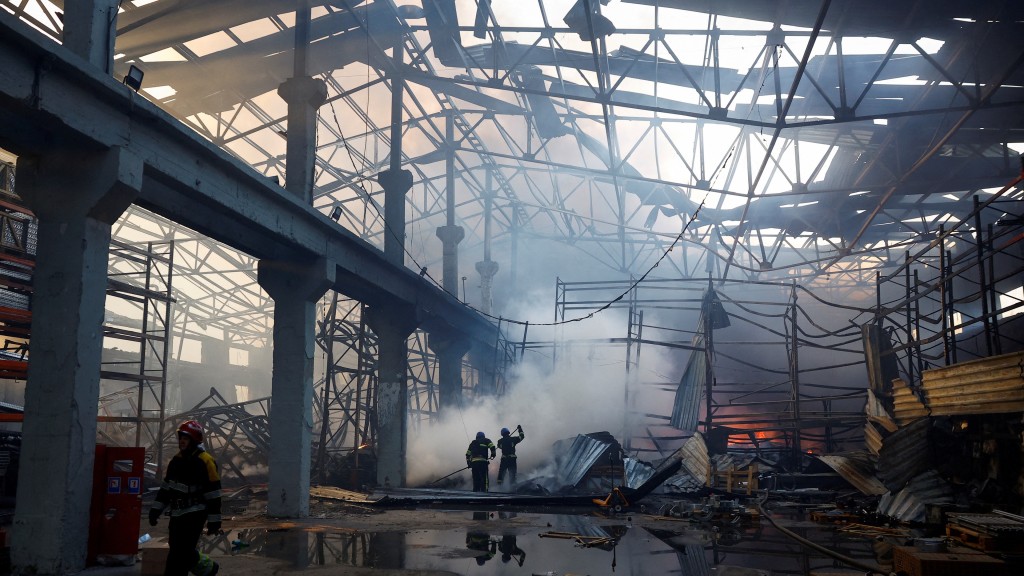 基辅一个仓库被炸毁。 路透社